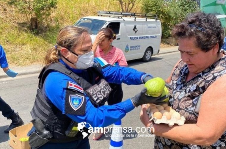 Policía Municipal de Escazú reparte víveres para familias en pobreza durante la pandemia