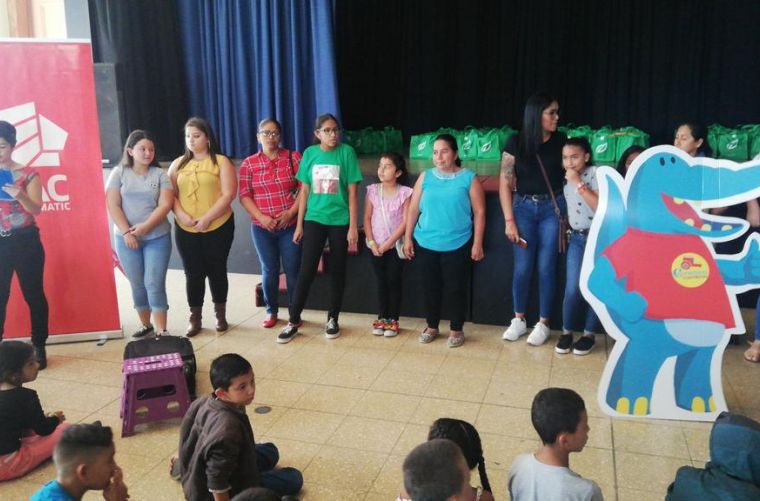 (MundoEscazu) Entrega de útiles escolares