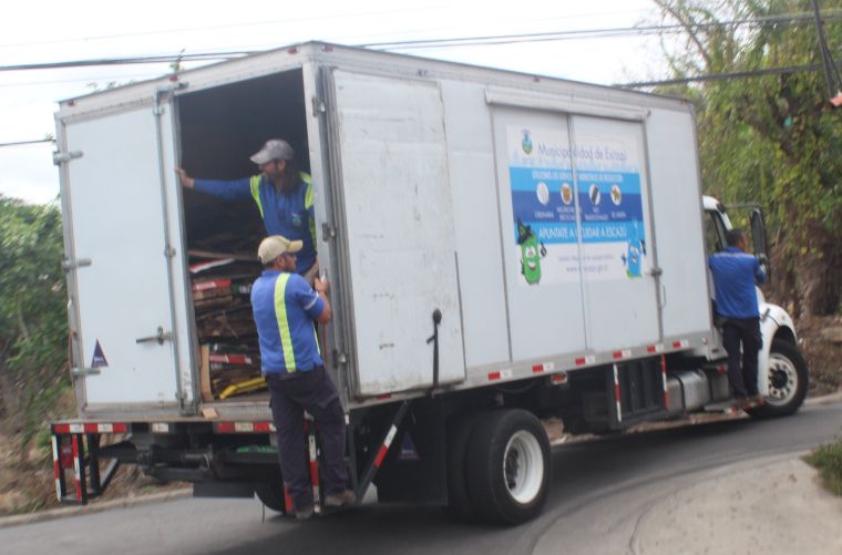 Residentes de Escazú pueden obtener ecolones con solo entregar su reciclaje al servicio de recolección municipal Residentes de Escazú pueden obtener ecolones con solo entregar su reciclaje al servicio de recolección municipal