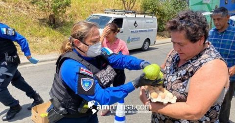 Policía Municipal de Escazú reparte víveres para familias en pobreza durante la pandemia