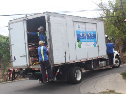 Residentes de Escazú pueden obtener ecolones con solo entregar su reciclaje al servicio de recolección municipal