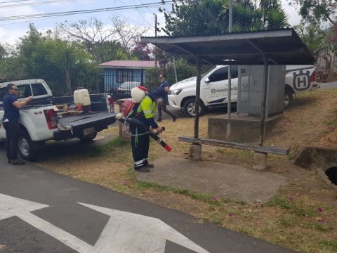 Desinfectan las paradas de autobús de Escazú - Mayo - 2020